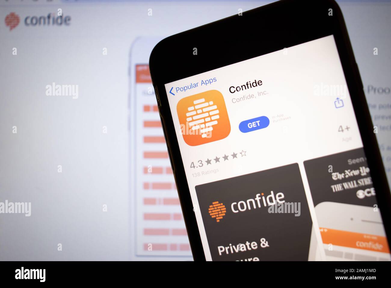 Sankt Petersburg, Russland - 10. Januar 2020: Handy mit Confide Icon auf dem Bildschirm Nahaufnahme mit Website auf Laptop, Illustrative Editorial Stockfoto