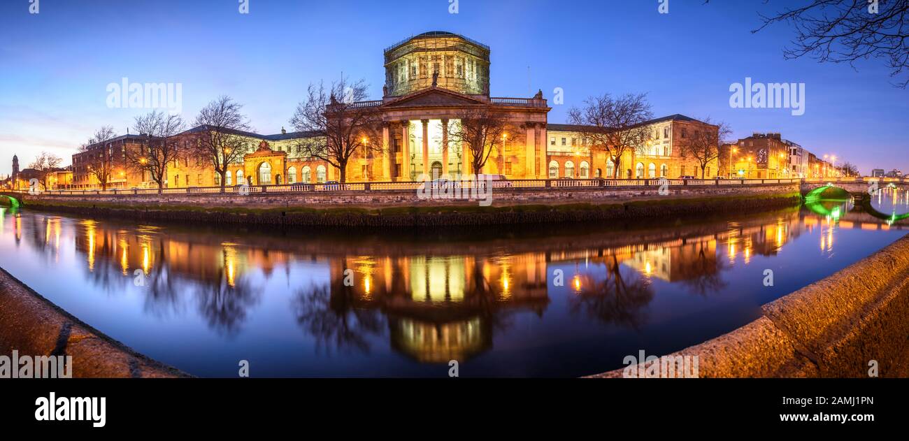 Das Four Courts Building In Dublin, Irland Entlang Des Flusses Liffey. Stockfoto