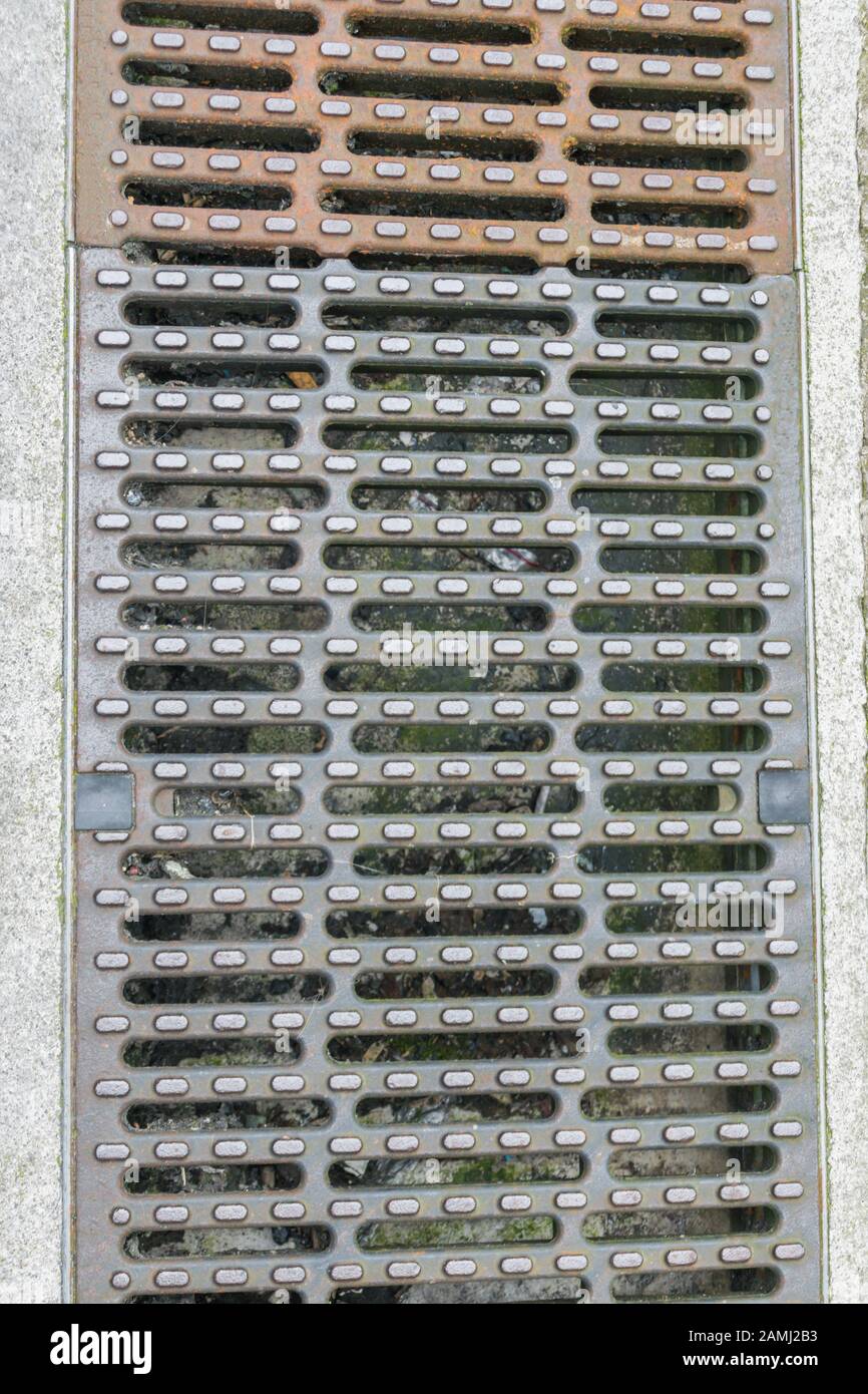 Neue Kanalabdeckung auf der Straße Stockfoto