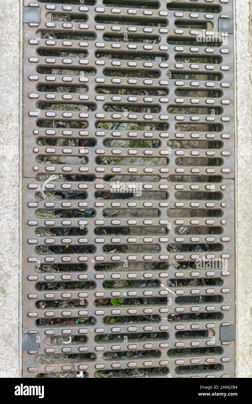 Neue Kanalabdeckung auf der Straße Stockfoto