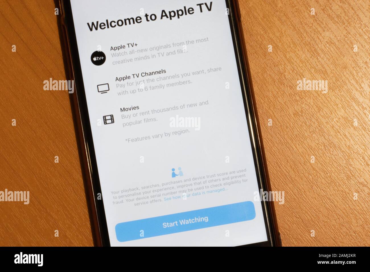 Sankt Petersburg, Russland - 10. Januar 2020: Willkommen auf der Apple TV App Seite auf dem Bildschirm Nahansicht Draufsicht, Illustrative Editorial Stockfoto