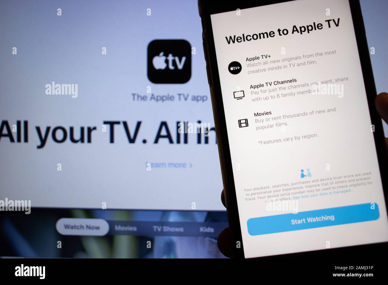 Sankt Petersburg, Russland - 10. Januar 2020: Handy mit Apple TV App auf dem Bildschirm Nahaufnahme mit Website auf Laptop, Illustrative Editorial Stockfoto