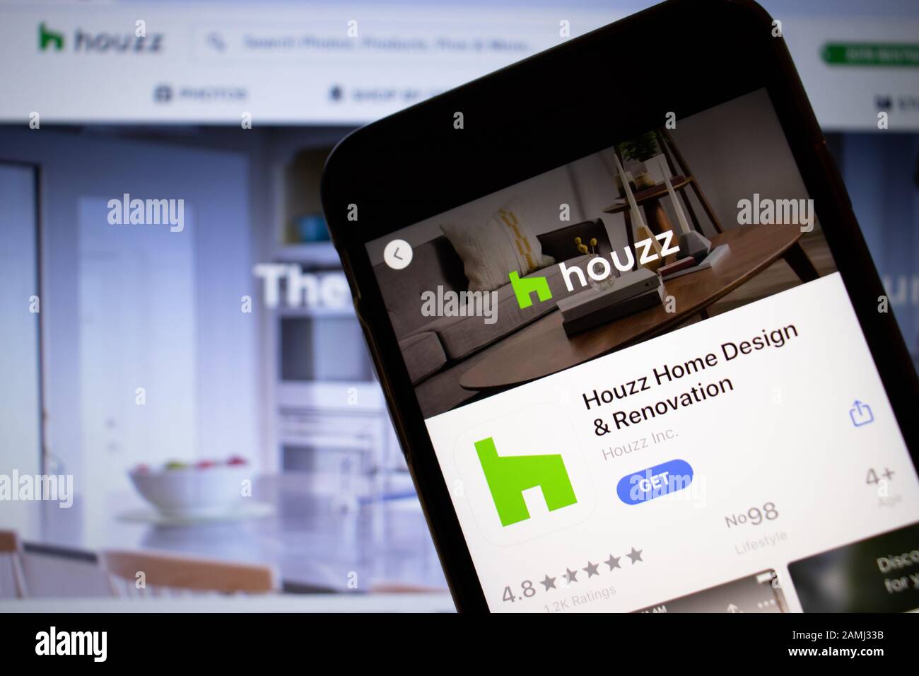 Sankt Petersburg, Russland - 10. Januar 2020: Handy mit Houzz Home Design-Symbol auf dem Bildschirm Nahaufnahme mit Website auf Laptop, Illustrative Editorial Stockfoto