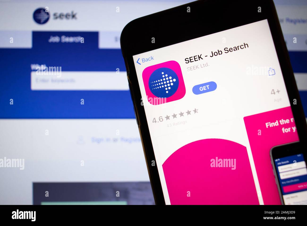 Sankt Petersburg, Russland - 10. Januar 2020: Mobiltelefon mit SUCHSYMBOL auf dem Bildschirm Nahaufnahme mit Website auf Laptop, Bildmaterial Stockfoto