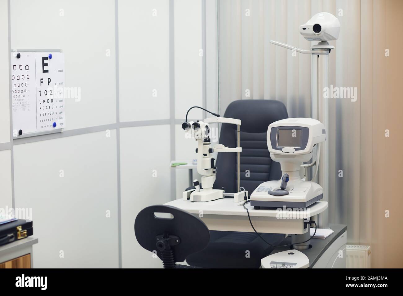 Horizontales Hintergrundbild moderner optometristischer Geräte in der Klinik für Augenheilkunde, Kopierraum Stockfoto