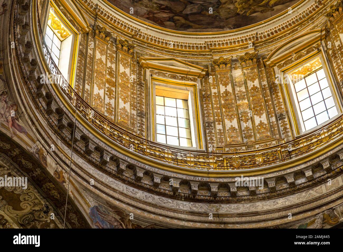 Neapel, ITALIEN - 5. JANUAR 2020: Licht erleuchtet die Kuppel der Basilika Santa Maria degli Angeli im Pizzofalcone Stockfoto