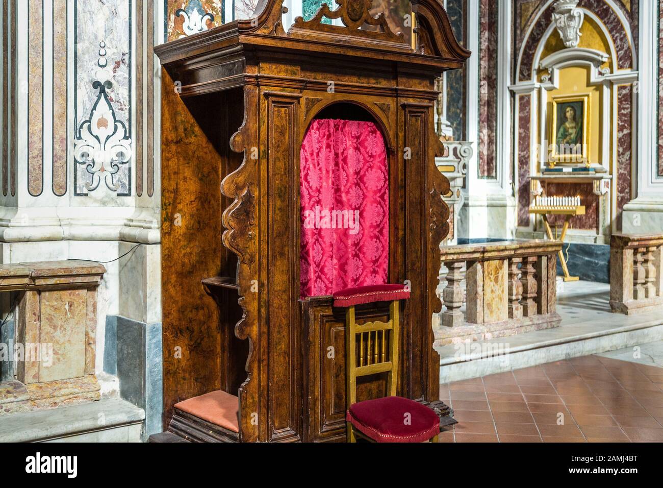 Neapel, ITALIEN - 5. JANUAR 2020: Licht erleuchtet den Beichtstuhl in der Basilika Santa Maria degli Angeli in Pizzofalcone Stockfoto