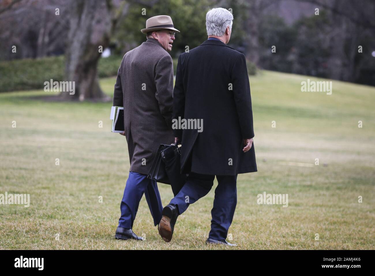 Washington, Vereinigte Staaten. Januar 2020. Der Stabschef des Weißen Hauses Mick Mulvaney und der Nationale Sicherheitsberater Robert O'Brien gehen auf dem South Lawn des Weißen Hauses spazieren, bevor sie Marine One mit Präsident Donald Trump am Montag, 13. Januar 2020 in Washington, DC, einsteigen. Präsident Trump und First Lady nehmen an der College Football Playoff National Championship in New Orleans, LA, teilzunehmen. Foto von Oliver Contreras/UPI Credit: UPI/Alamy Live News Stockfoto