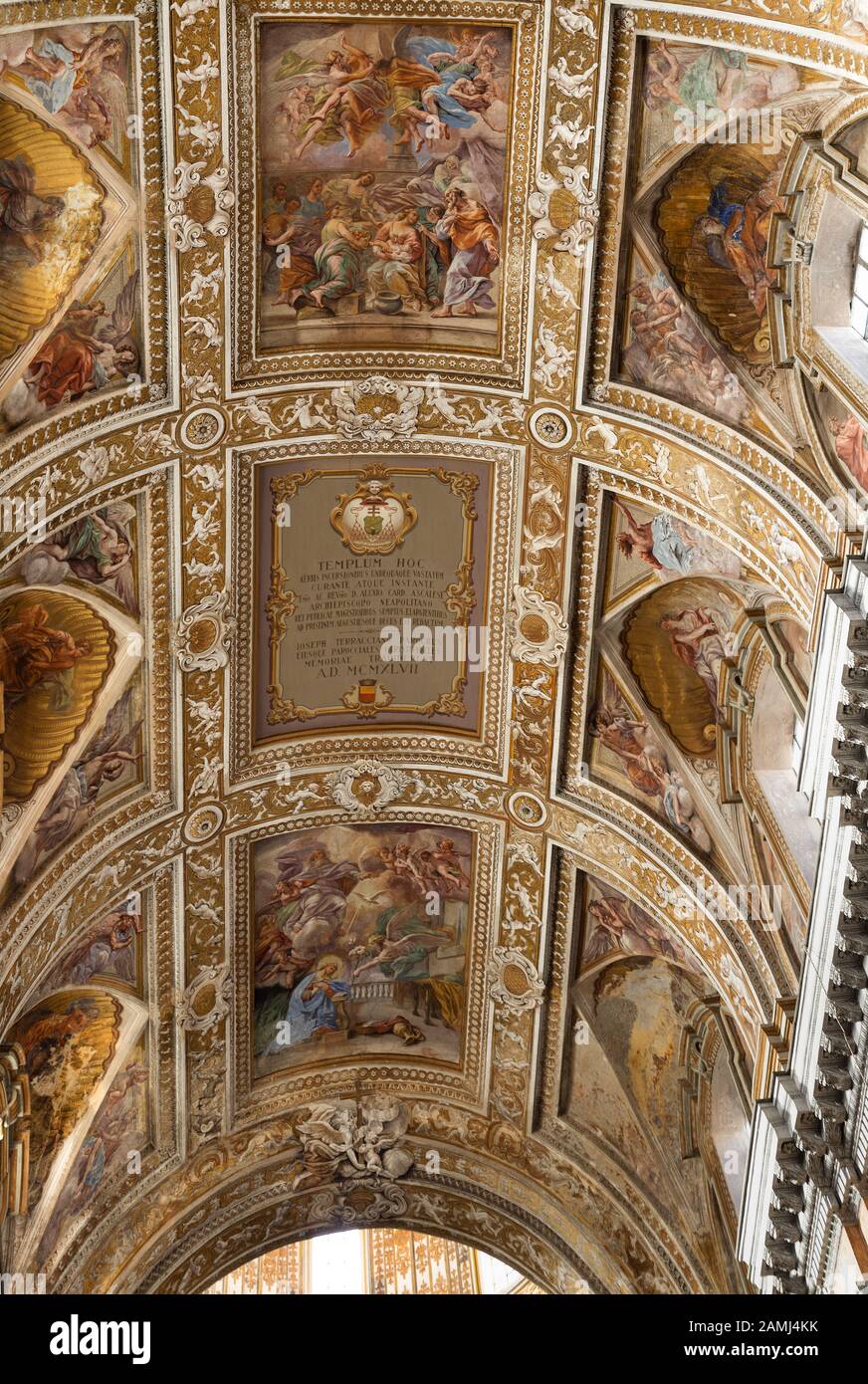 Neapel, ITALIEN - 5. JANUAR 2020: Licht erleuchtet das Gewölbe in der Basilika Santa Maria degli Angeli im Pizzofalcone Stockfoto