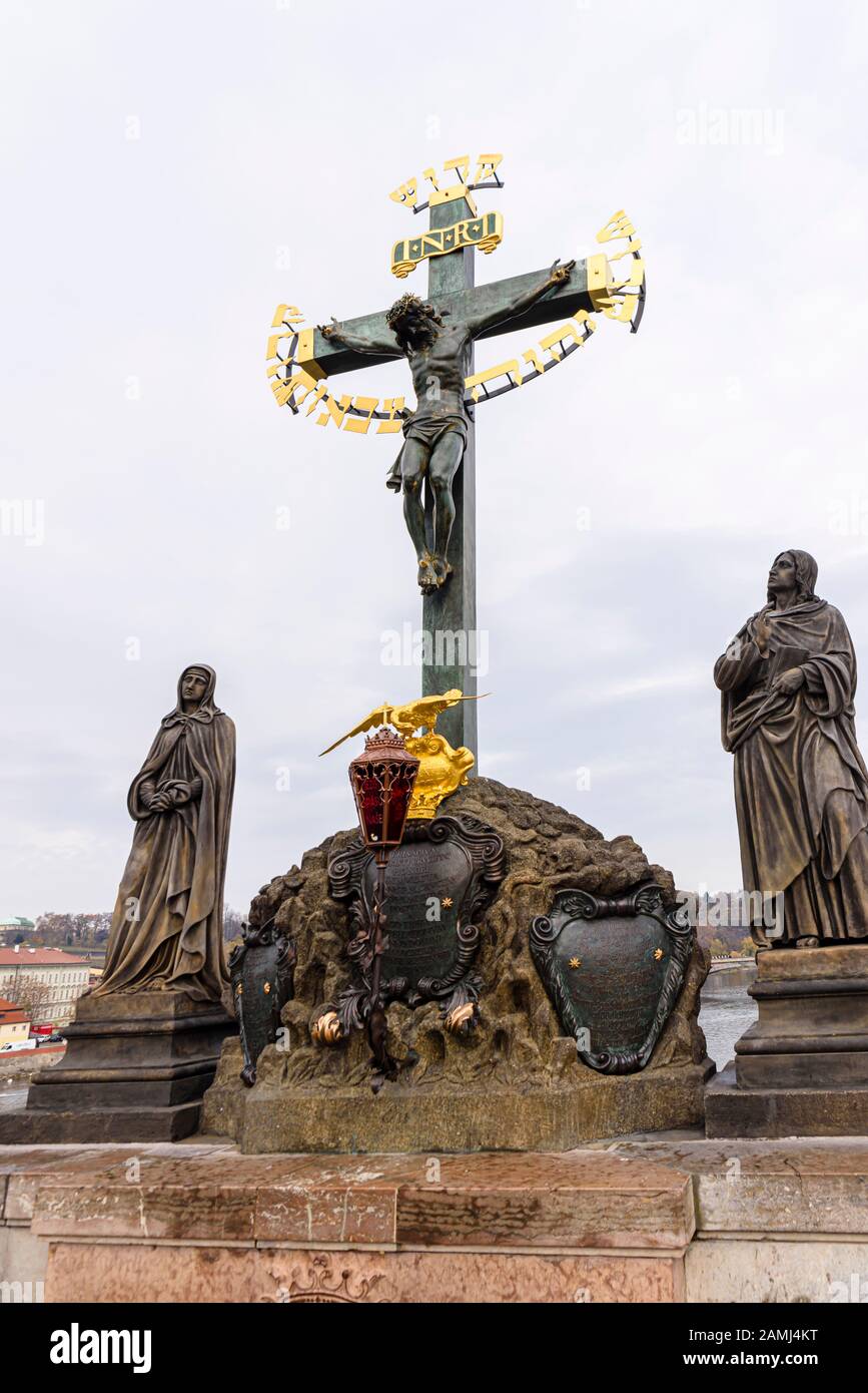 Bronzestatue Jesu am Kreuz mit hebräischen Worten aus Kedushah, Karlsbrücke, Prag, Tschechien Stockfoto