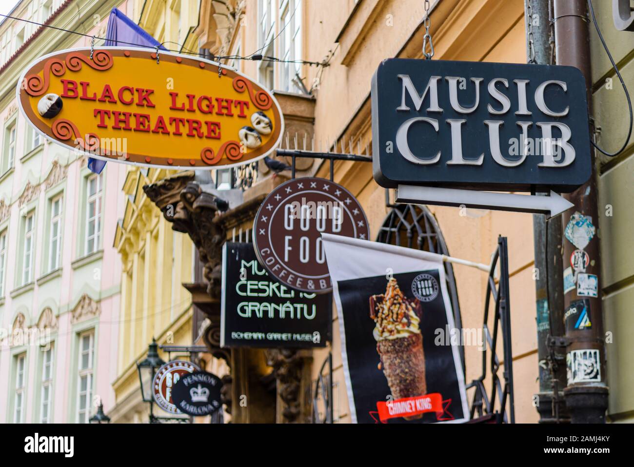 Schilder vor einem Musikclub, Schwarzlichttheater und Cafés in Prag, Tschechien. Stockfoto