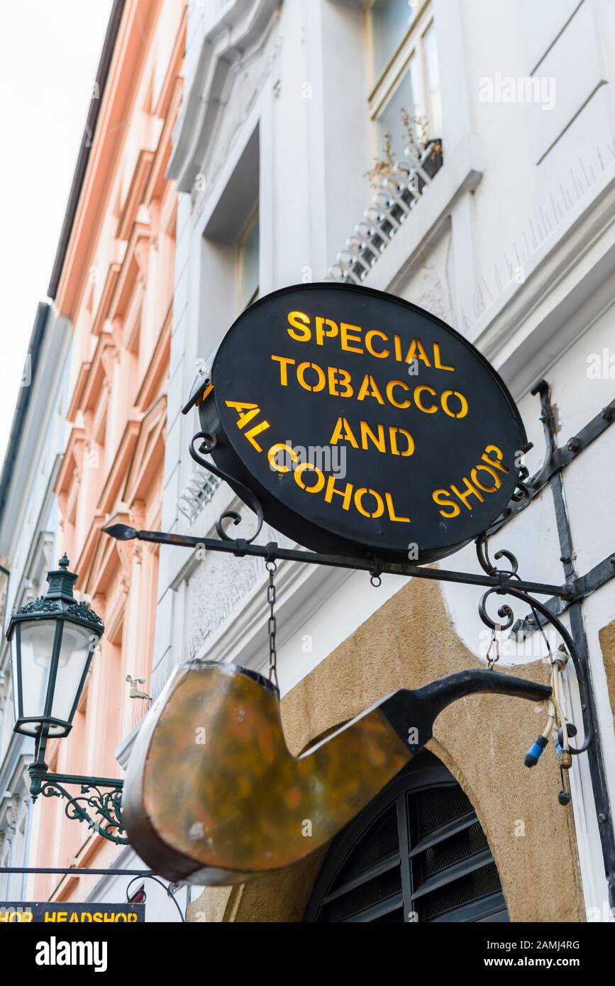 Schild außerhalb eines Tabak- und Alkoholspezialgeschäfts, Prag, Tschechien Stockfoto