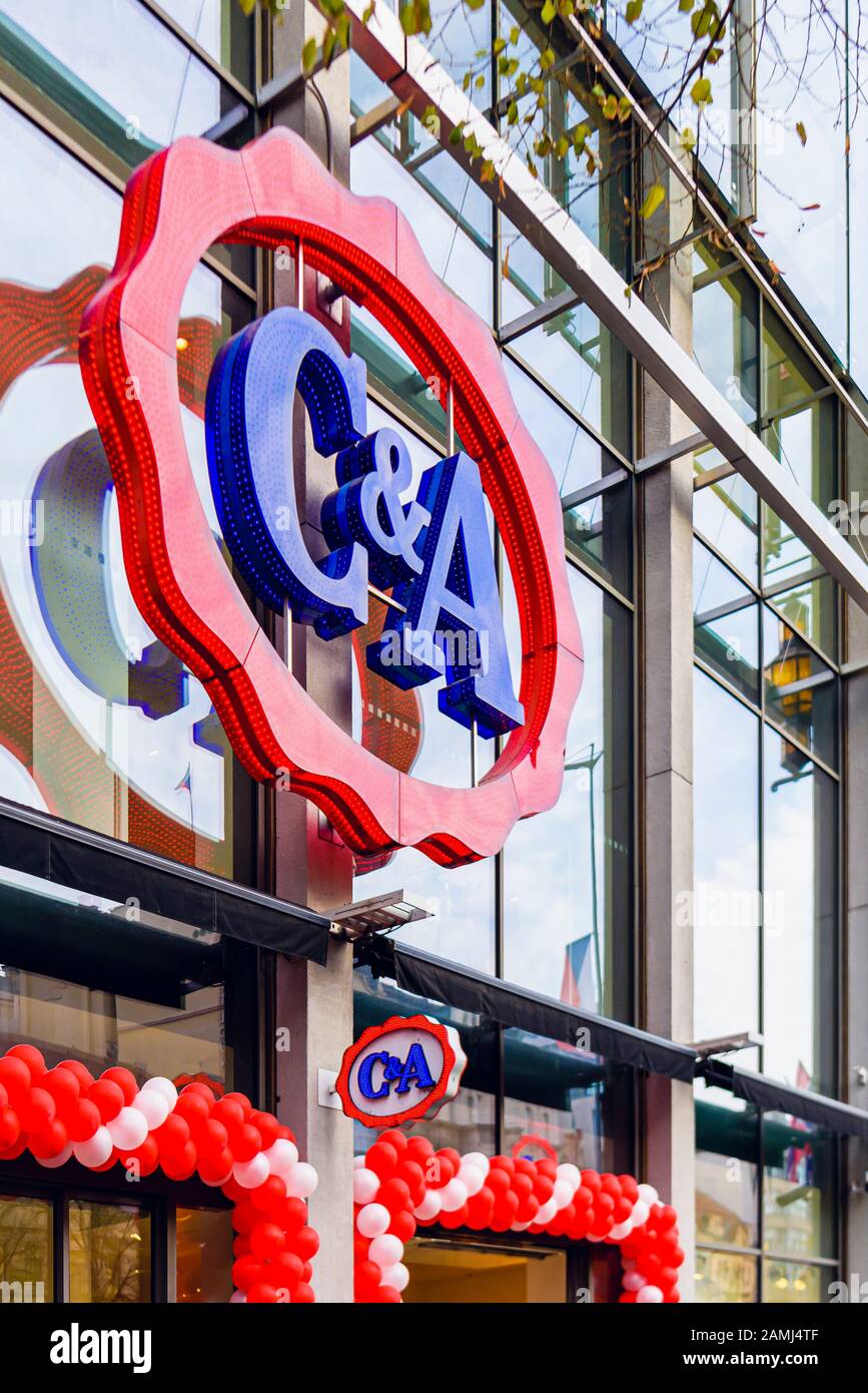 Schild außerhalb eines C&A-Kaufhauses Stockfoto