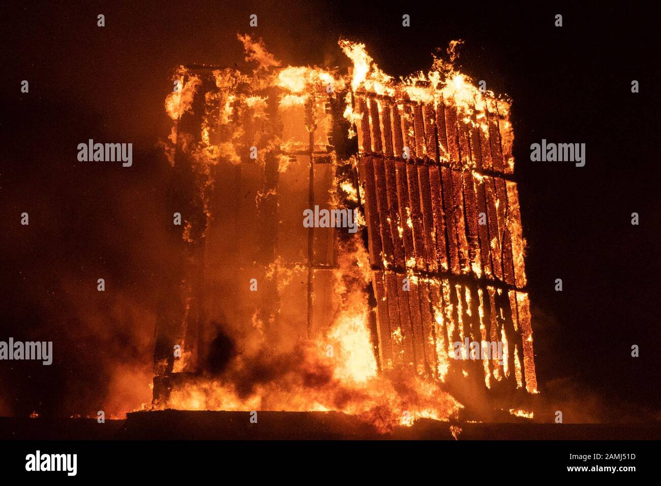 Sighthill, Glasgow, Schottland, Großbritannien - 13. Januar 2020: Die Feuerwehrmannschaften nehmen eine gewaltige Flamme an der ehemaligen St Stephen's Primary School in Sighthill, Glasgow. Gutschrift: Kay Roxby/Alamy Live News Stockfoto