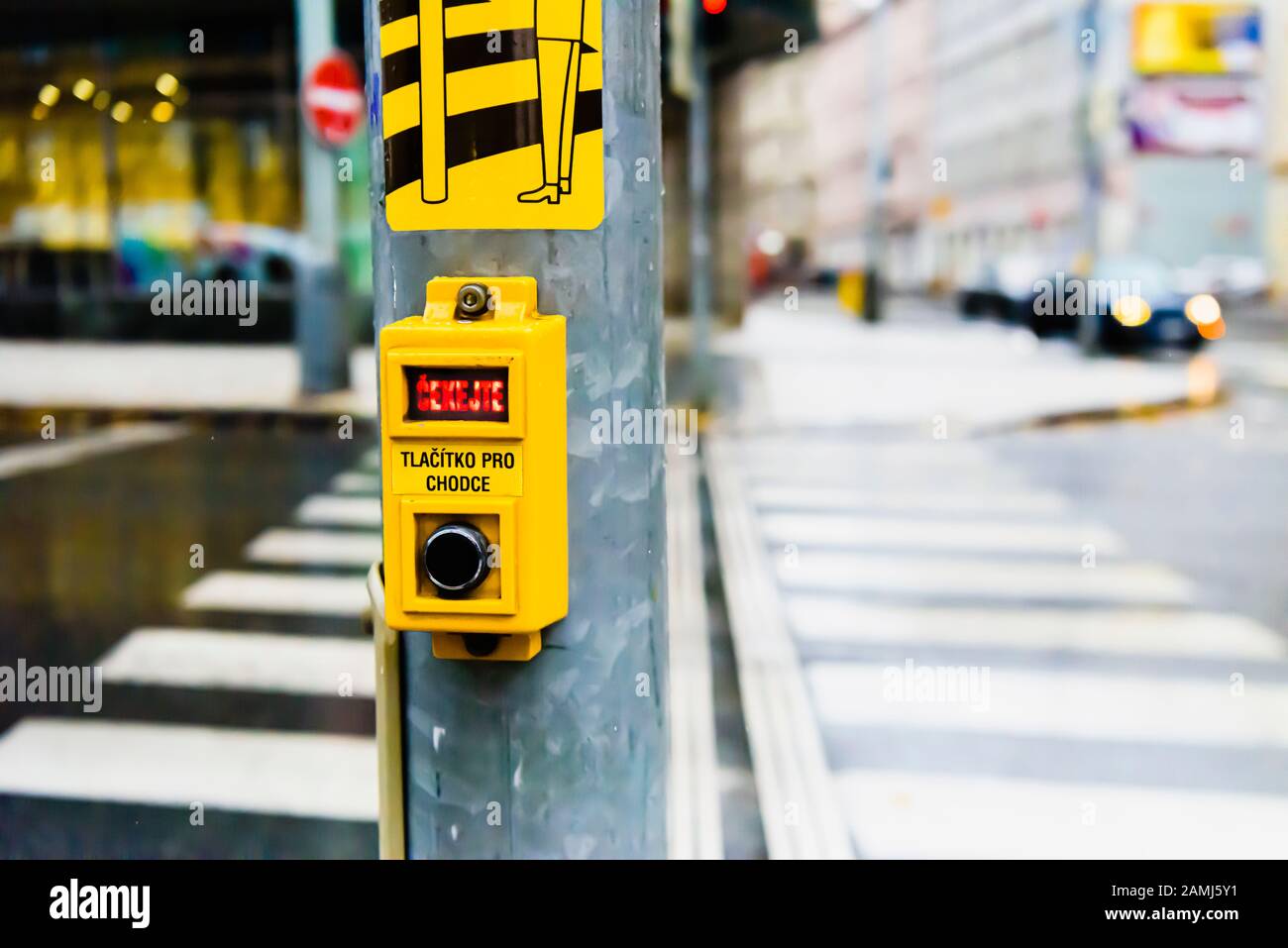 Button an einer Fußgängerüberfahrt in Prag, Tschechien Stockfoto