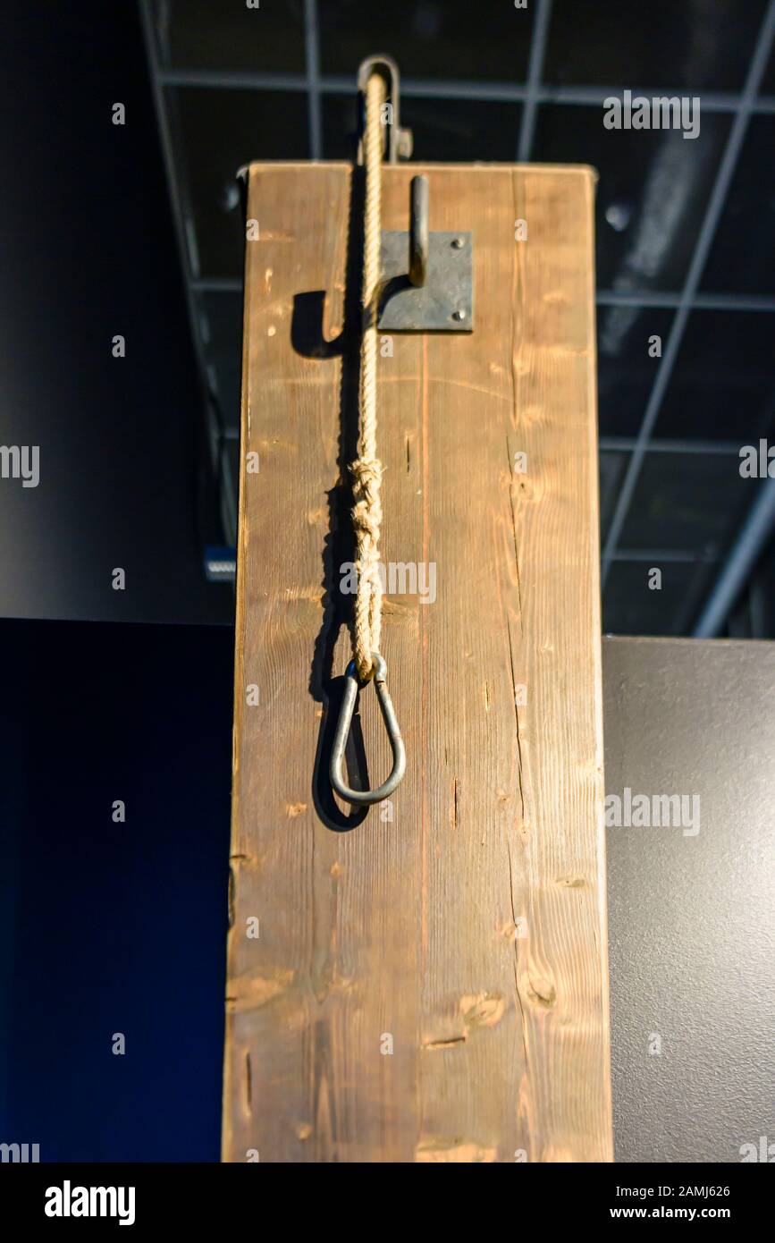 Die Schlinge aus der Sowjetzeit und ein Holzpfosten für die Entsendung politischer Dissidenten und Gegner. Stockfoto