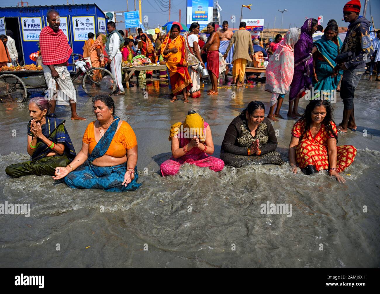 Hindu-Frauen-Pilger nehmen während des Makar-Sankranti-Übergangs ein heiliges Bad in Gangasagar wie im Ritual. Gangasagar ist einer der religiösen Stätten für die Hindu-Pilger an der Bucht von Bengalen, wo jedes Jahr Millionen von Gläubigen während des Makar Sankranti (Übergang der Sonne) nach hinduistischem Kalender ein heiliges Bad nehmen und dem Kapil Muni-Tempel gebeten werden. Der Termin für dieses Festival liegt normalerweise zwischen dem 13. Und 15. Januar des Jahres. Stockfoto