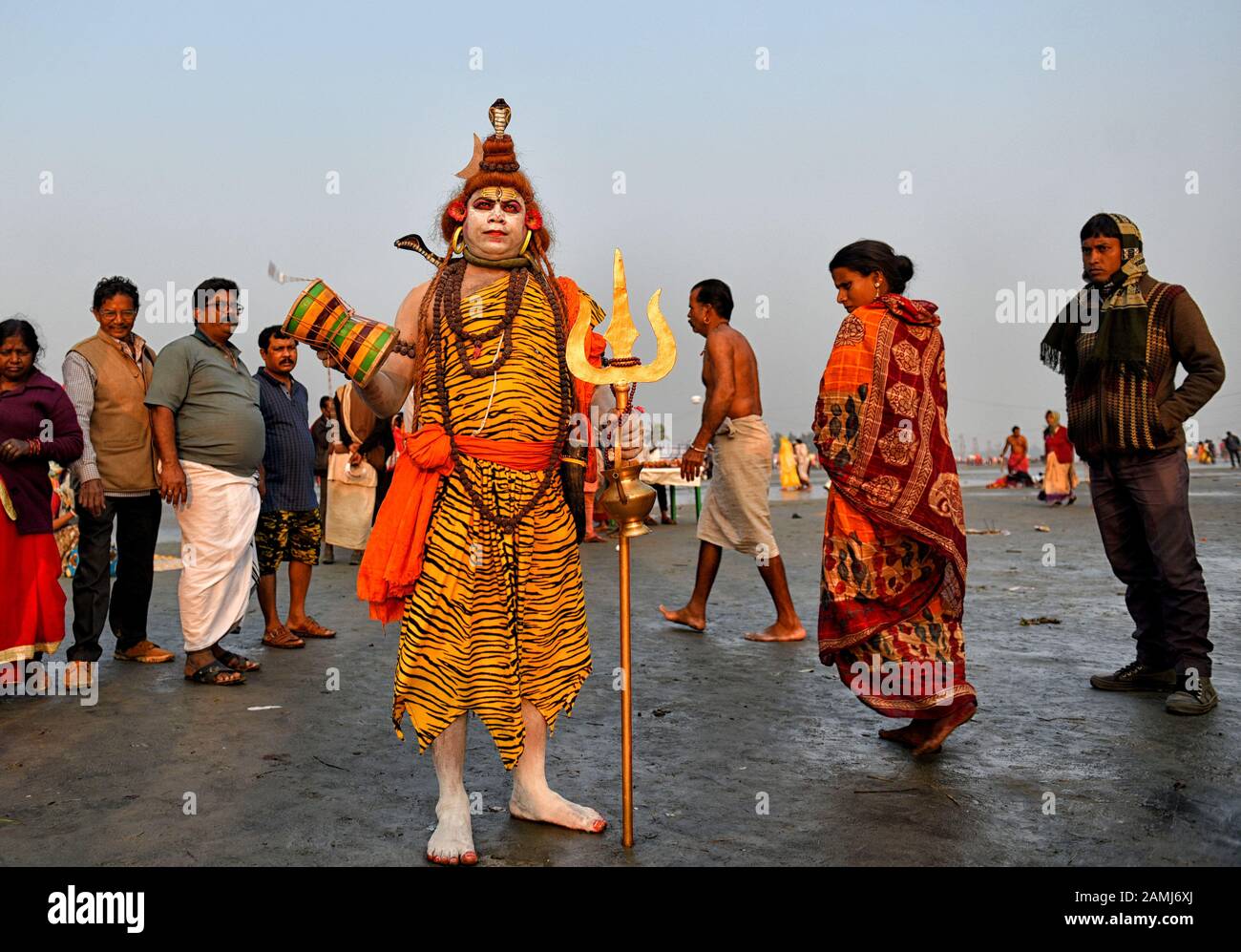 Ein Anhänger, der sich nach hinduistischer Mythologie wie Lord Shiva verkleidet hat, während des Gangasagar-Festivals, um einige Opfergaben von den Pilgern zu erhalten.Gangasagar ist einer der religiösen Stätten für die Hindu-Pilger, die an der Bucht von Bengalen aufgestellt sind, wo jedes Jahr Millionen von Gläubigen ein heiliges Bad nehmen Während Makar Sankranti (Übergang der Sonne) gemäß Hindu-Kalender und bieten gebeten zum Kapil Muni Tempel. Der Termin für dieses Festival liegt normalerweise zwischen dem 13. Und 15. Januar des Jahres. Stockfoto