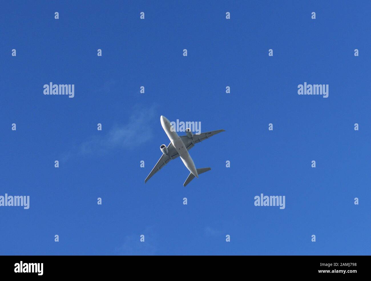 Ethiopian Airlines steigt auf dem Weg zum internationalen Flughafen Bole in Addis Abeba auf. Stockfoto