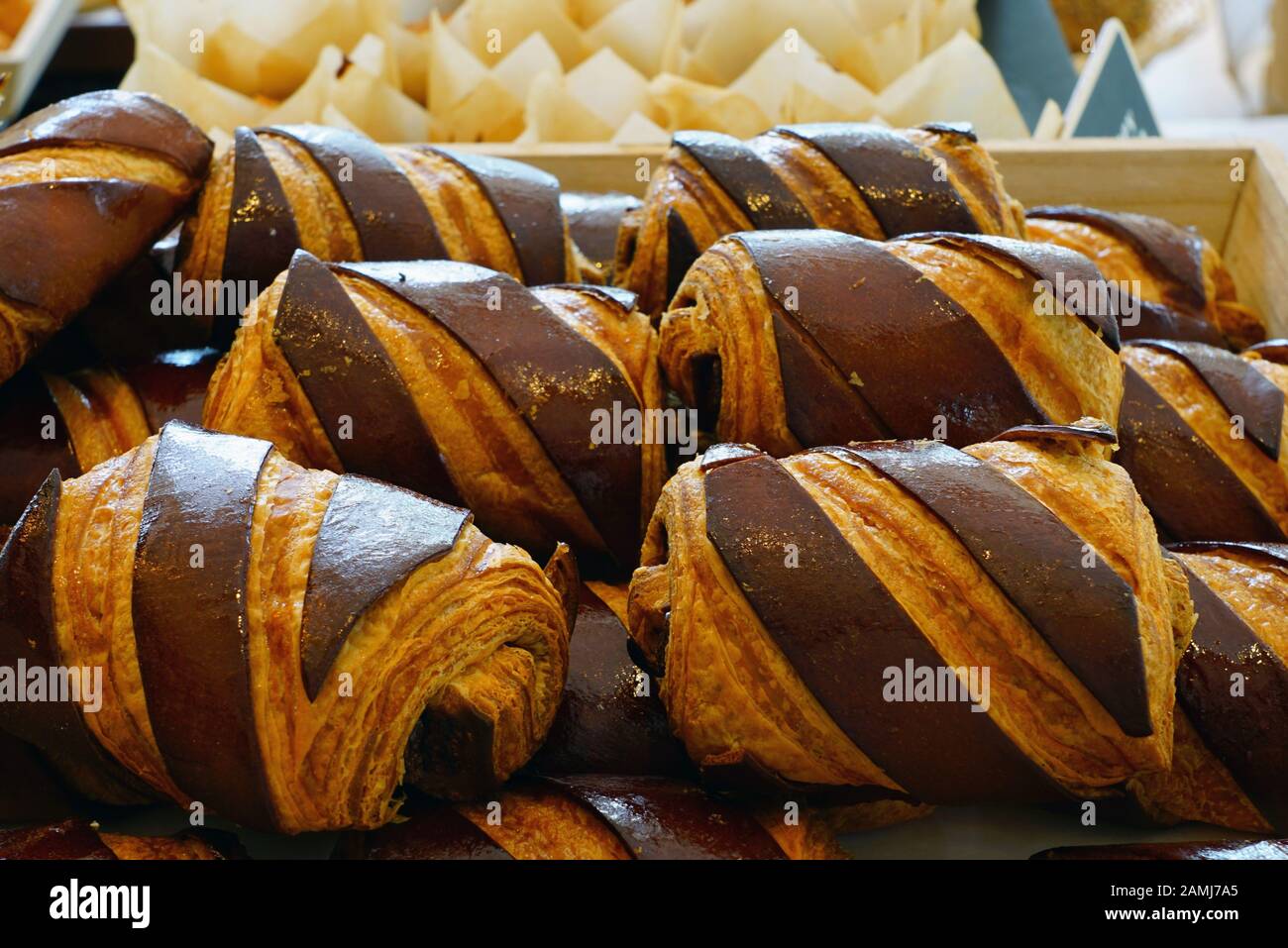 Frisch gebackene französische Pains mit Schokoladen-Croissants Stockfoto