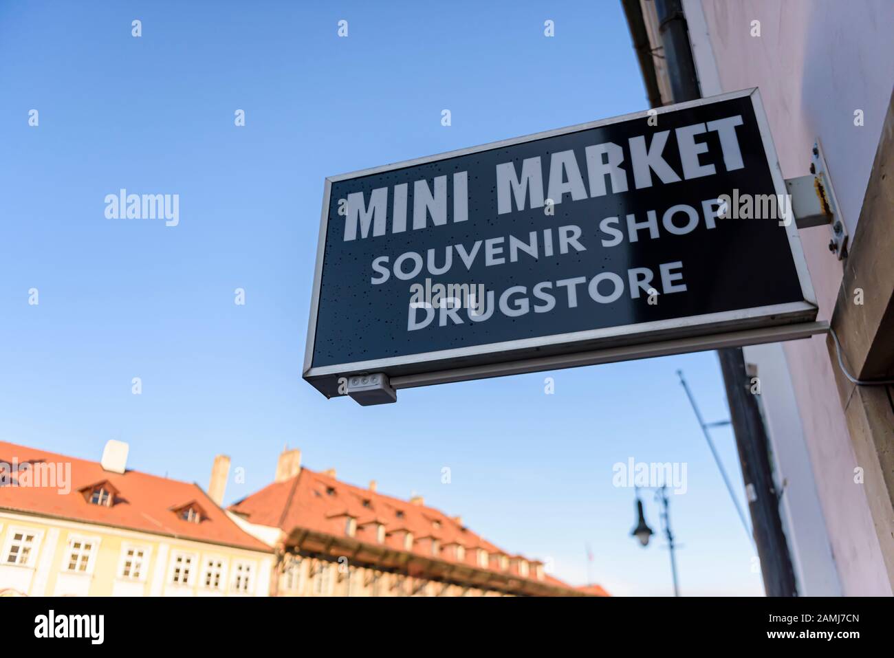 Melden Sie sich vor einem Minimarkt, einem Souvenirladen und einem Drogerie Store an. Stockfoto