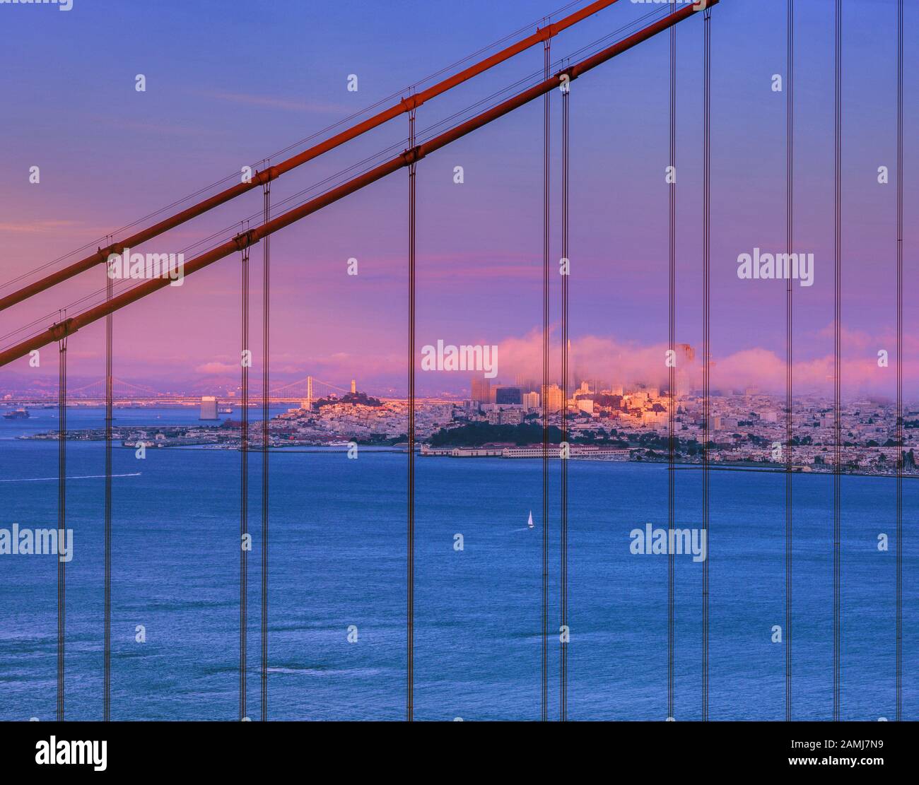 Nebel, Sonnenuntergang, Golden Gate Bridge, San Francisco, Kalifornien Stockfoto