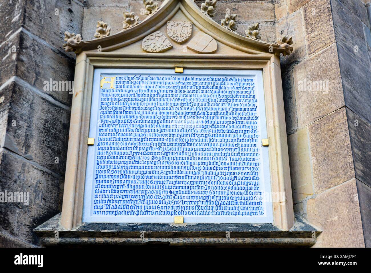 Alte lateinische Plakette außerhalb des Südturms der Kathedrale St. Vitus (Katedrála Sv. Víta) Prag, Tschechien Stockfoto