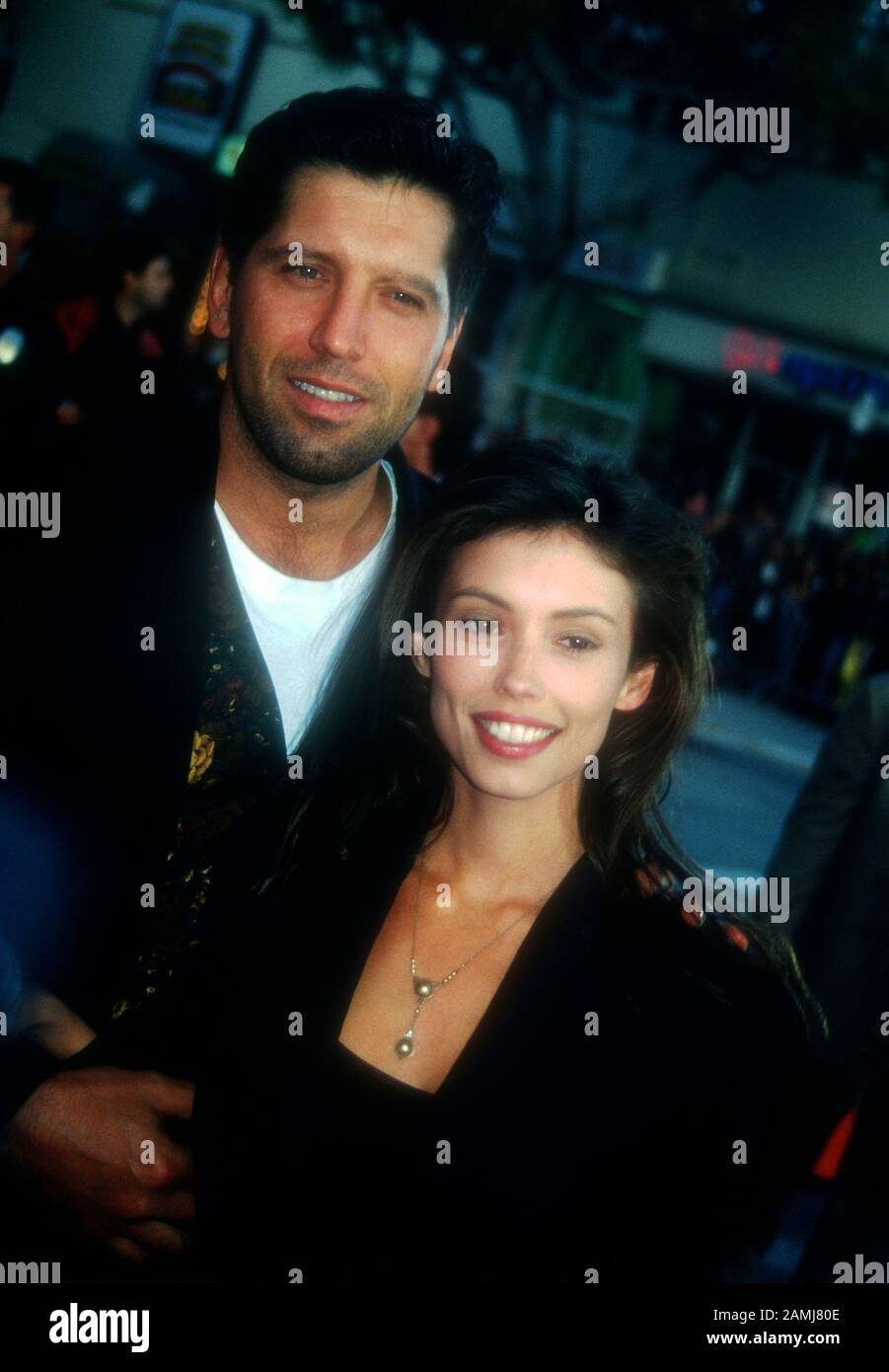 Westwood, Kalifornien, USA 18. Mai 1995 Schauspieler Carmine Zozzora und Schauspielerin Jane March besuchen am 18. Mai 1995 im Regency Village Theatre in Westwood, Kalifornien, USA, die Premiere "Die Hard 3". Foto von Barry King/Alamy Stock Photo Stockfoto