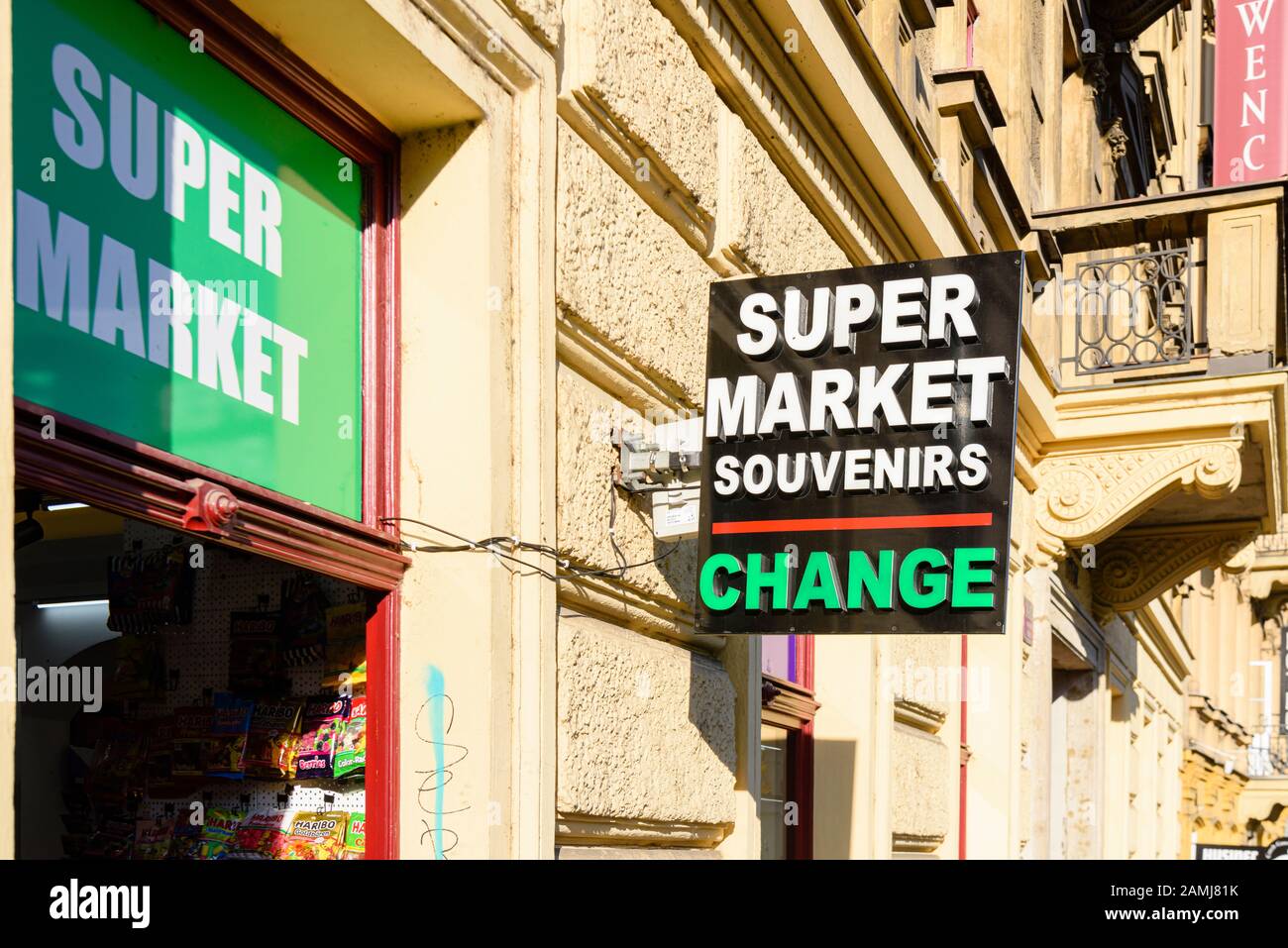 Schild außerhalb des Absenth-Marktes, beliebt in Prag, Tschechien, auch ein Supermarkt, der Souvenirs verkauft und Devisen anbietet. Stockfoto