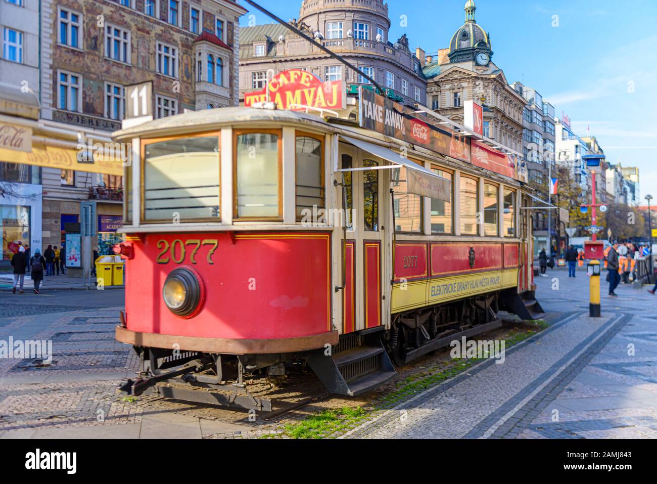 Tramwagen umgebaut in ein Café, Wenseslas-Platz, Prag, Tschechien Stockfoto