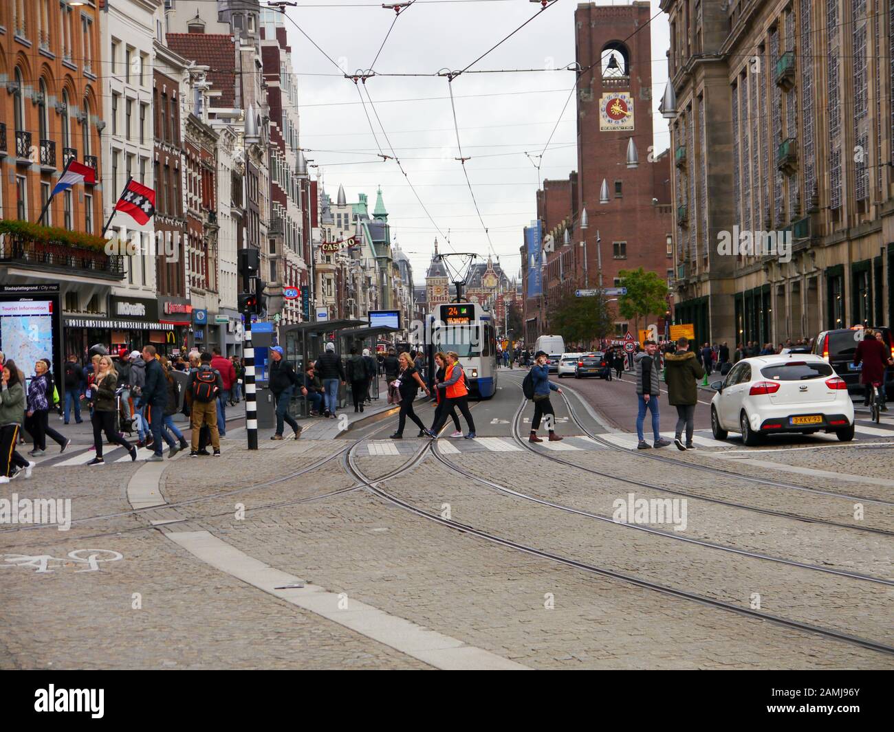 Eine Fußgängerüberführung, Damrak, Amsterdam, Niederlande Stockfoto