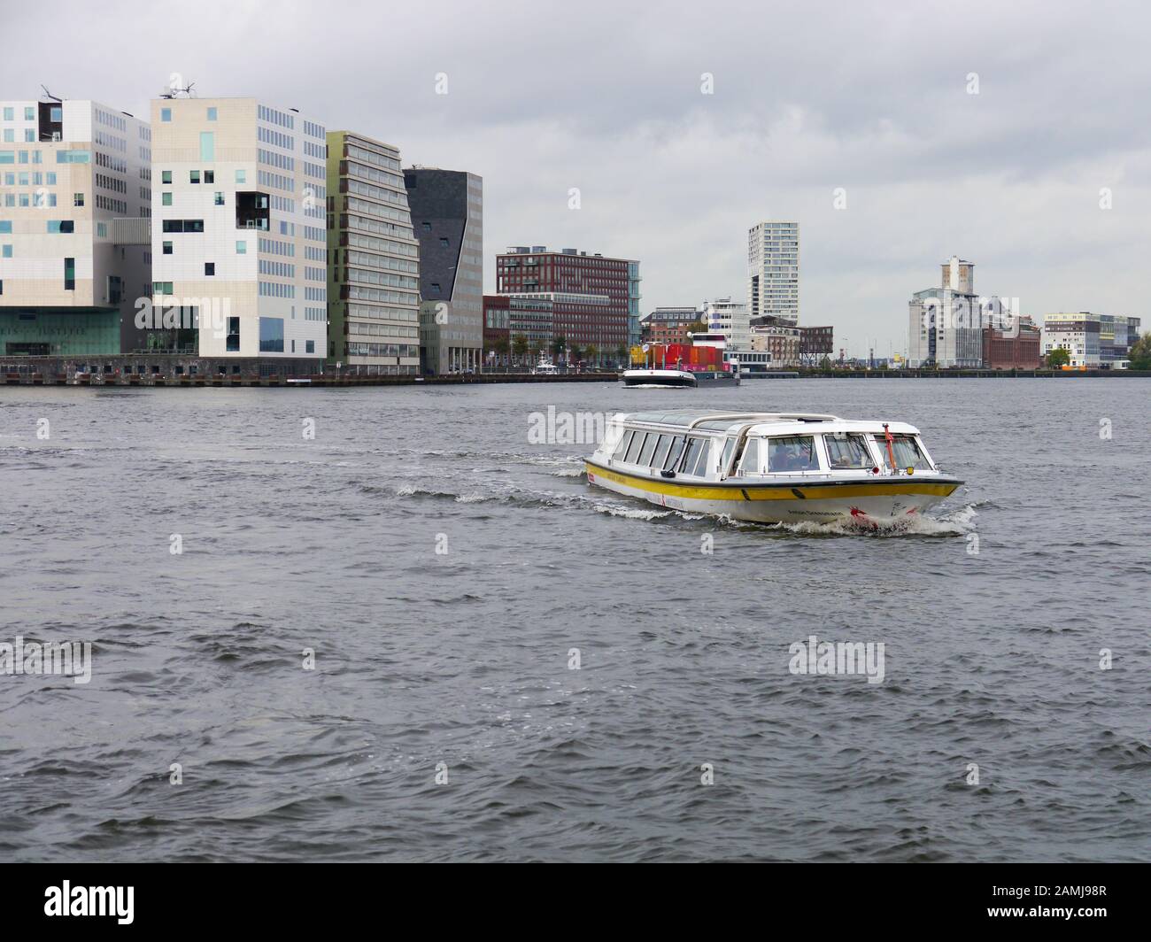 Touristenboot auf einem Kanal in Amsterdam, Niederlande Stockfoto