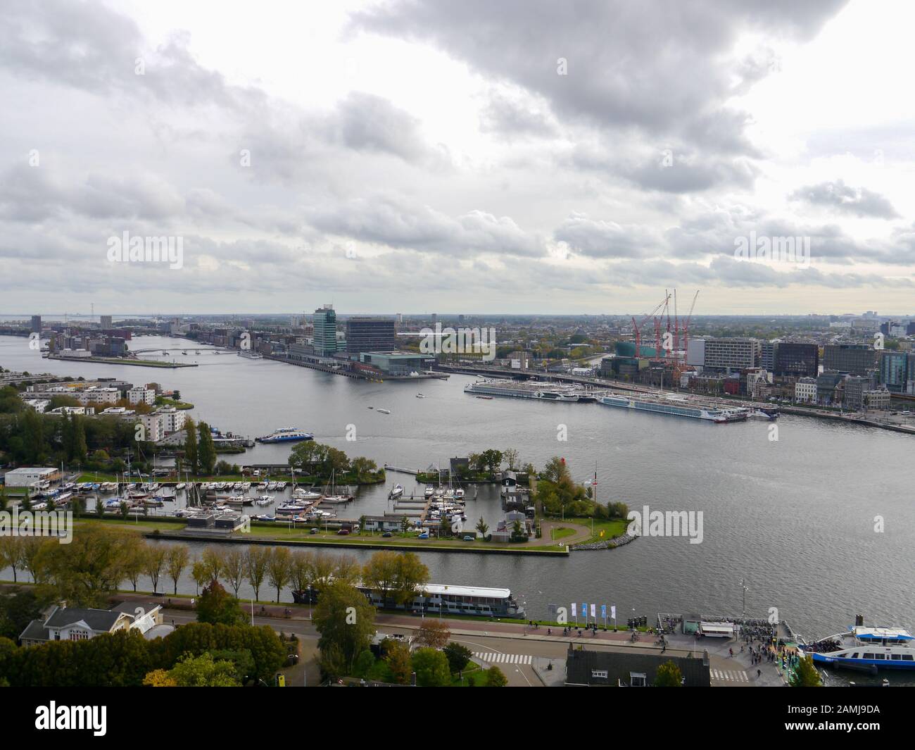 Ein Luftbild, das über den Kanal in Richtung Amsterdam Central blickt Stockfoto