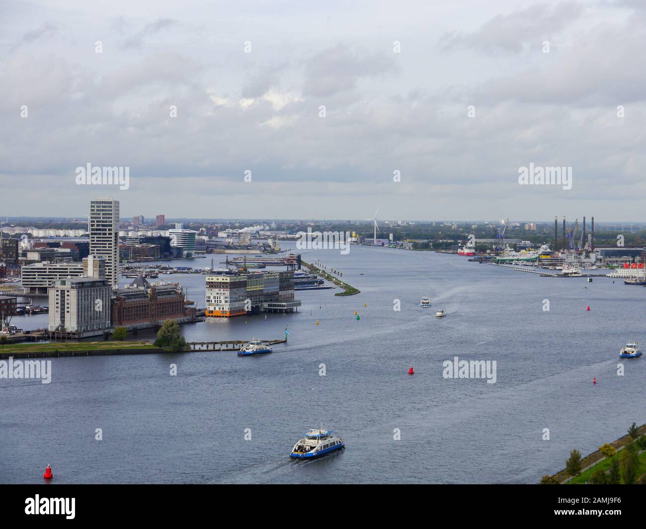 Ein Luftbild, das über den Kanal in Richtung Amsterdam Central blickt Stockfoto