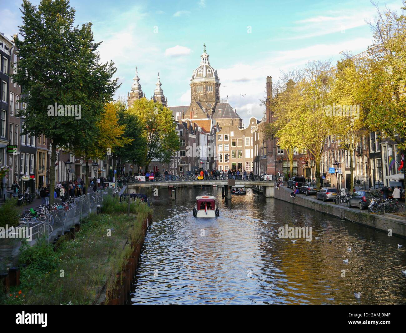Touristenboot auf einem Kanal in Amsterdam, Niederlande Stockfoto