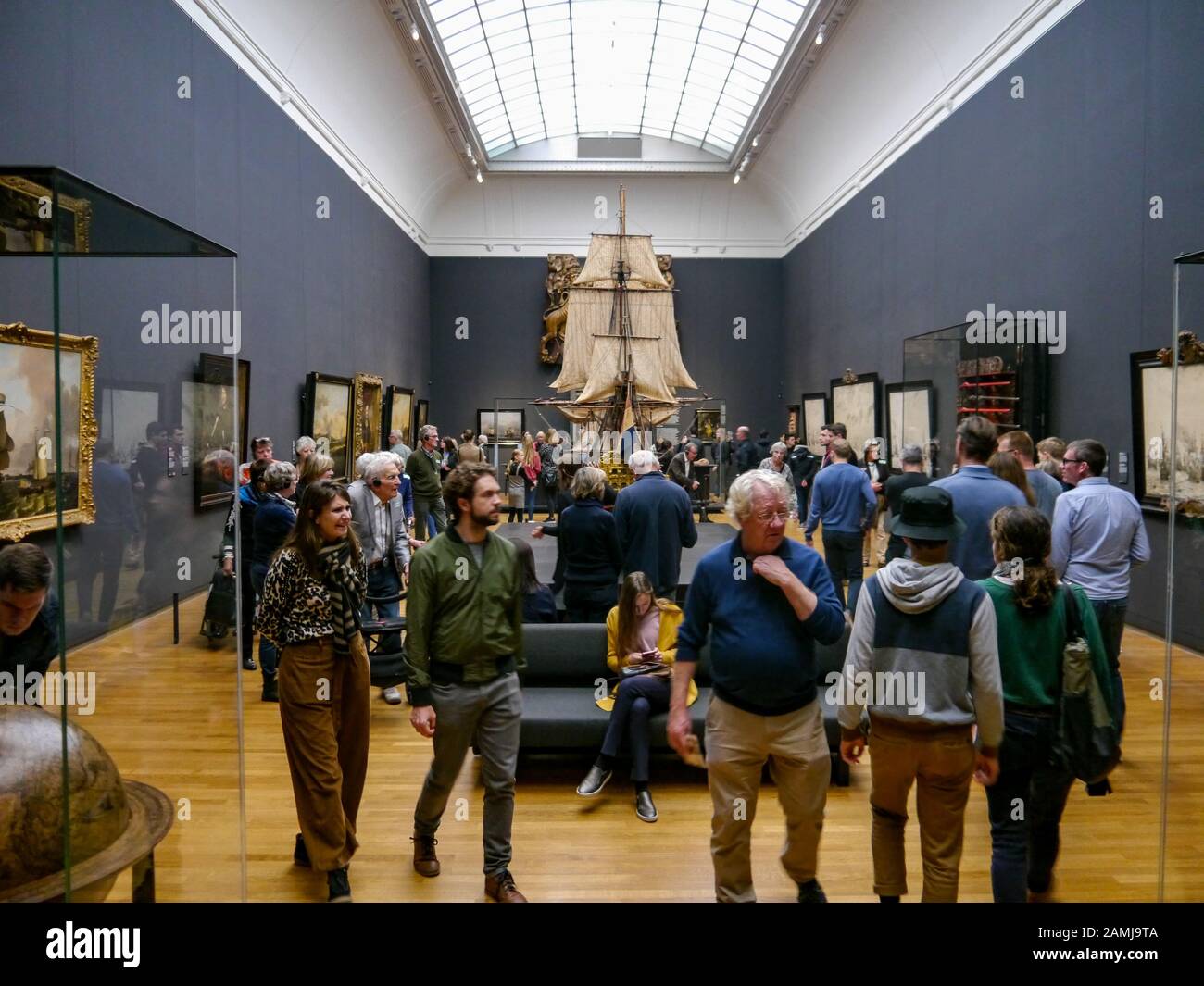 Besucher des Rijkmuseums in Amsterdam, Niederlande, sehen sich die Exponate an Stockfoto