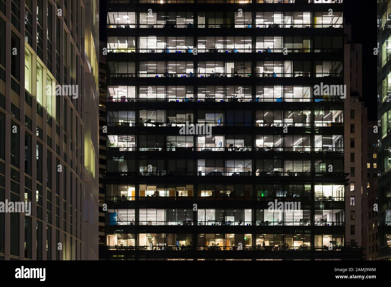 Nahaufnahme der abstrakten Ansicht San Francisco, Kalifornien Bürotürme in der Innenstadt in der Nacht. Stockfoto