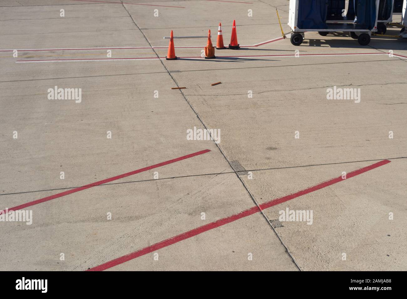 Abstrakter Blick auf die Asphaltlinien des Flughafens von Salt Lake City. Stockfoto