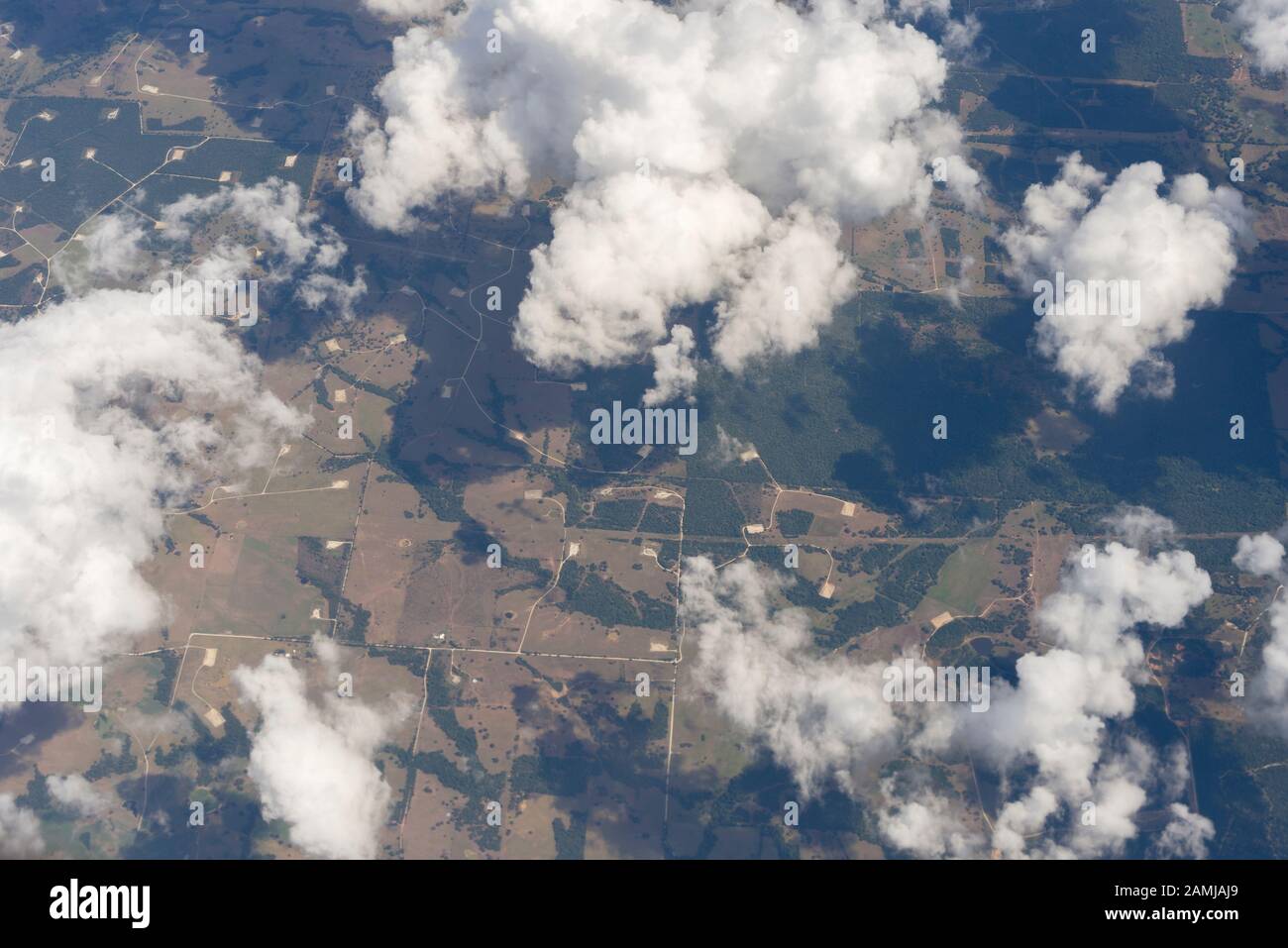 Blick auf den Witwensitz von einem Flug in Salt Lake City, Utah nach Houston, Texas an einem Sommertag, der über eine Wolkendecke fliegt. Stockfoto