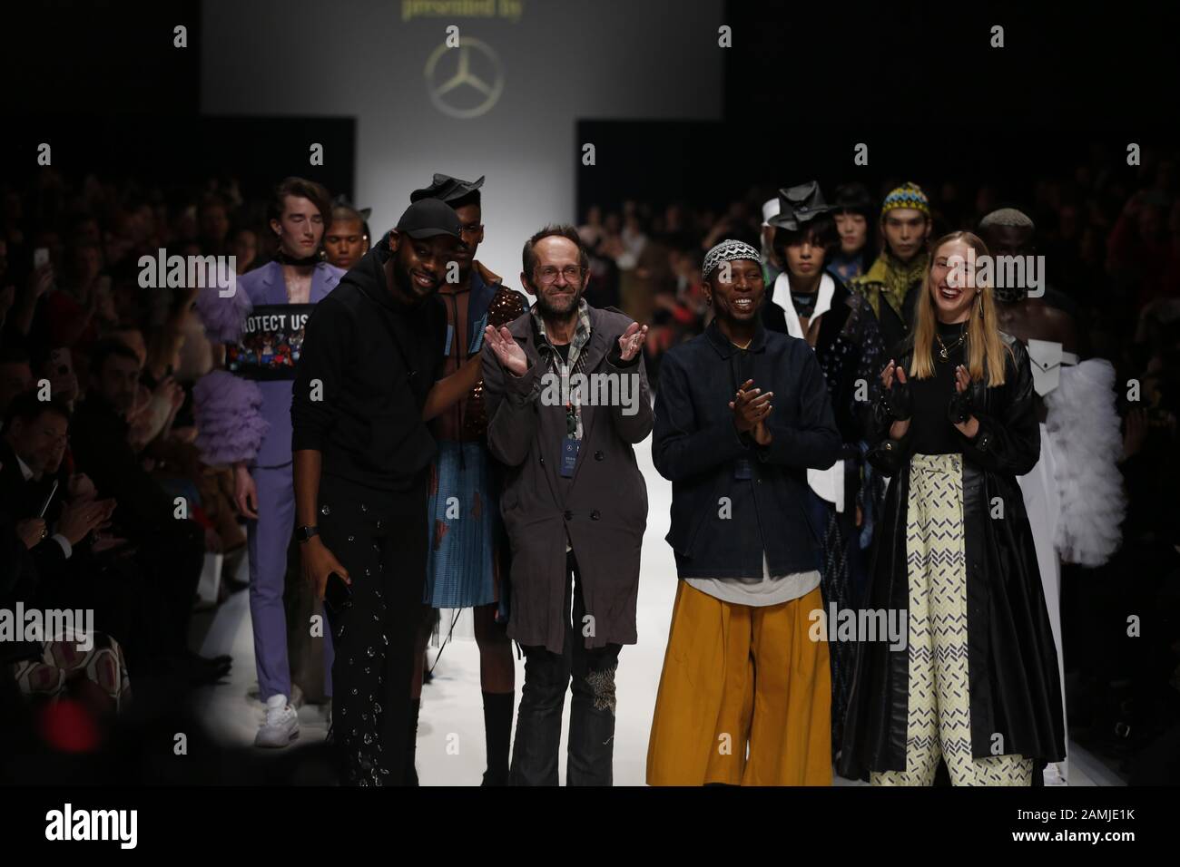 Berlin: Mercedes-Benz und die Kreativagentur präsentieren HEUTE die Mercedes-Benz Fashion Week Berlin für Herbst/Winter 2020/21 vom 13. Bis 15. Januar 2020 im Kraftwerk Berlin in der Köpenicker Straße in Berlin-Mitte.Die Mercedes Benz Fashion Week wird mit einer von Mercedes-Benz präsentierten Gruppenschau von vier Modedesignern aus Südafrika eröffnet. Die ihre Entwürfe im Rahmen des Jugendentwicklungsprogramms "Medes-Benz Fashion Talents" vorstellen werden. In der gemeinsamen Modenschau präsentieren Clive Rundle, Floyd Avenue, Viviers Studio und Rich Mnisi zeitgenössische südafrikanische Mode. (Foto von Simone Stockfoto