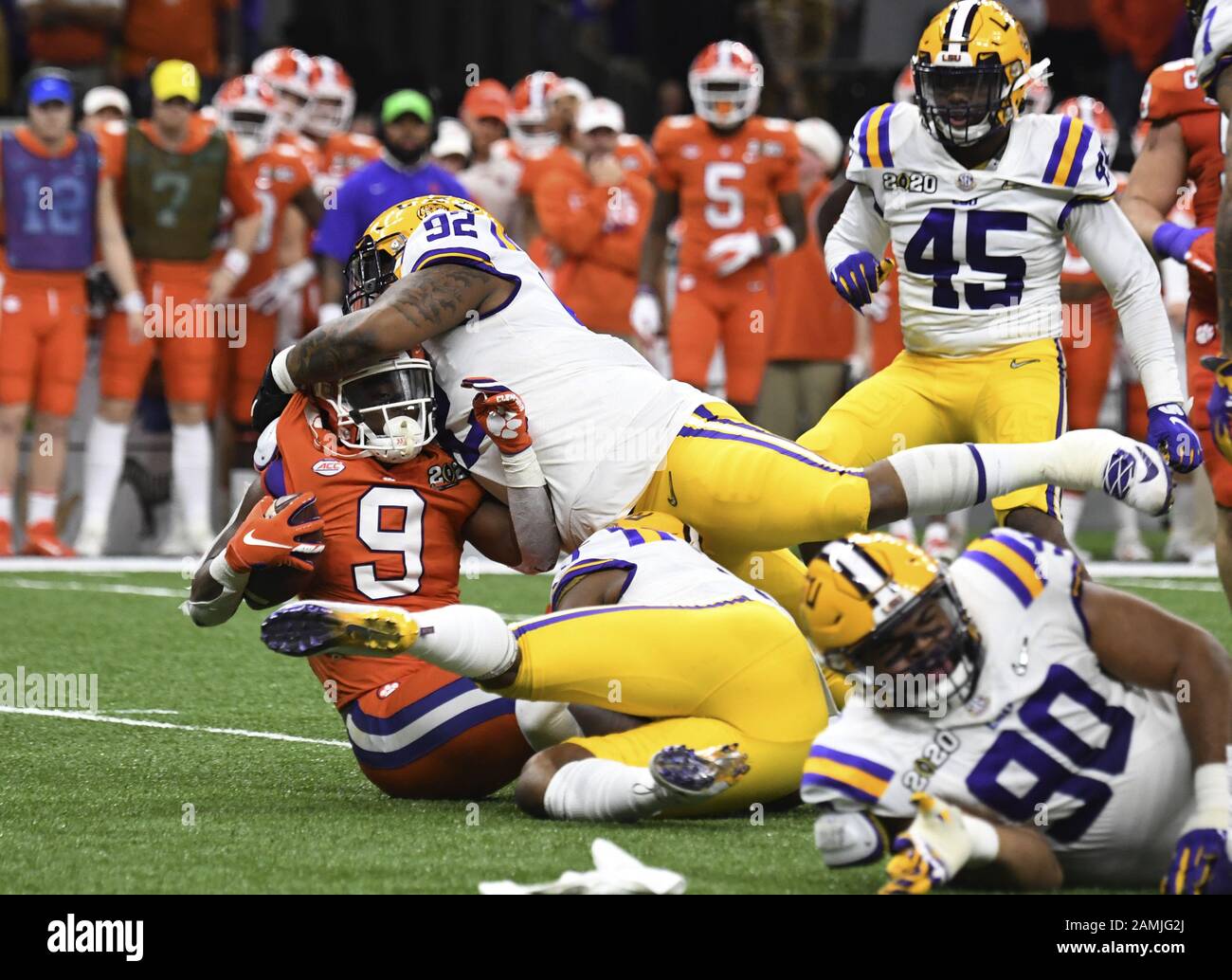 New Orleans, Vereinigte Staaten. Januar 2020. Neil Farrell Jr. von LSU nimmt am Montag, 13. Januar 2020, während des ersten Viertels des nationalen Meisterschaftsspiels der College-Mannschaft im Superdome in New Orleans, Louisiana, den Travis Etienne von Clemson ab. Foto von Pat Benic/UPI Credit: UPI/Alamy Live News Stockfoto