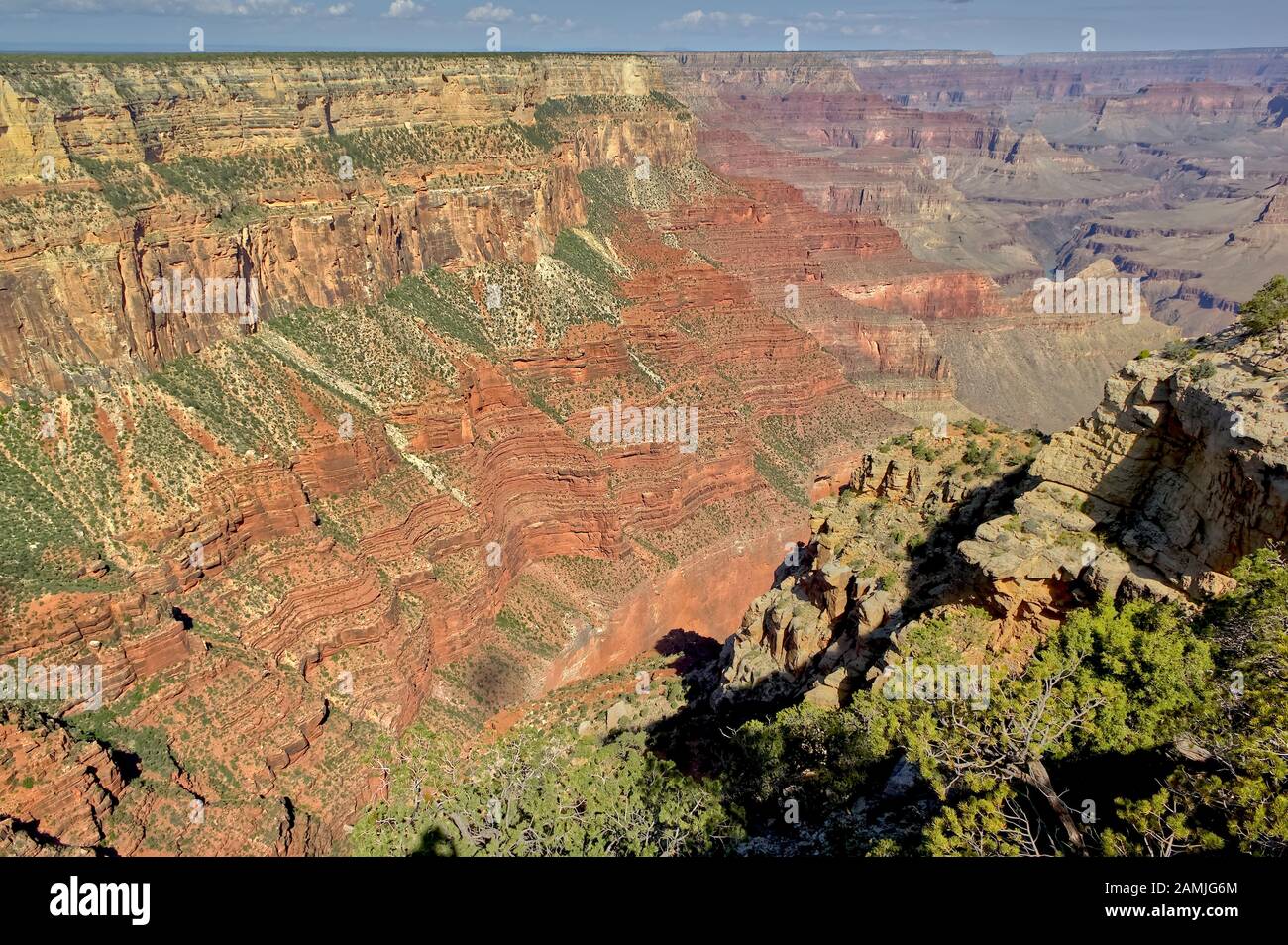 Die westlichen Wände einer tiefen Kluft am Südrand des Grand Canyon, der als Abyss bezeichnet wird. Stockfoto