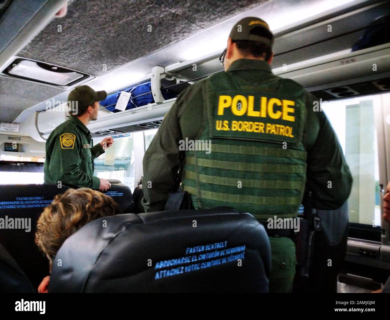 Grenzkontrollpunkt der USA in Südtexas (südlich von Falfurrias) prüfen, ob Sie ein amerikanischer Bürger und eine Adresse in den Vereinigten Staaten sind. Auf einem Greyhound-Bus in Richtung Norden auf dem Highway 281 von Mcallen nach San Antonio, Texas. Stockfoto