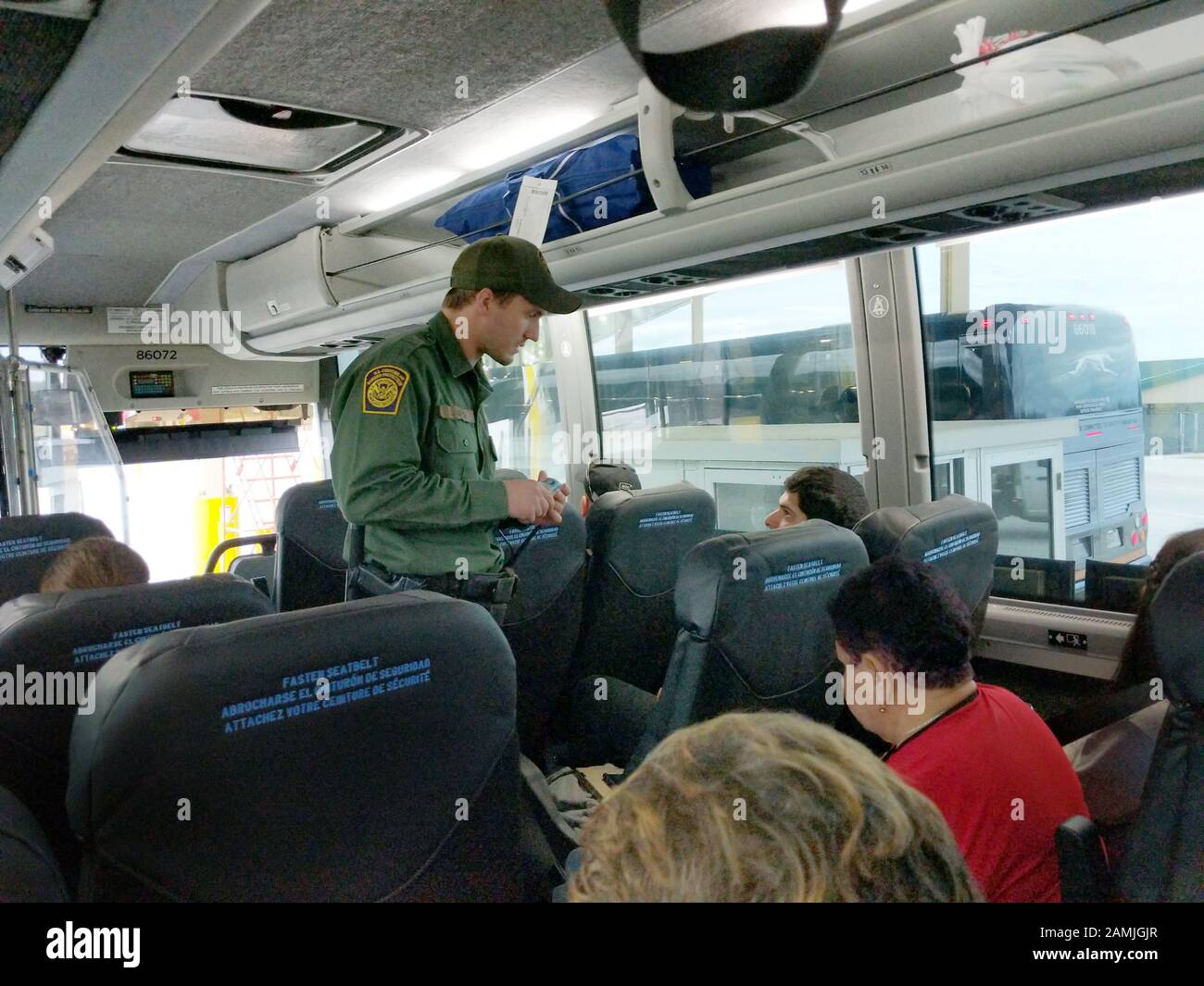 Grenzkontrollpunkt der USA in Südtexas (südlich von Falfurrias) prüfen, ob Sie ein amerikanischer Bürger und eine Adresse in den Vereinigten Staaten sind. Auf einem Greyhound-Bus in Richtung Norden auf dem Highway 281 von Mcallen nach San Antonio, Texas. Stockfoto