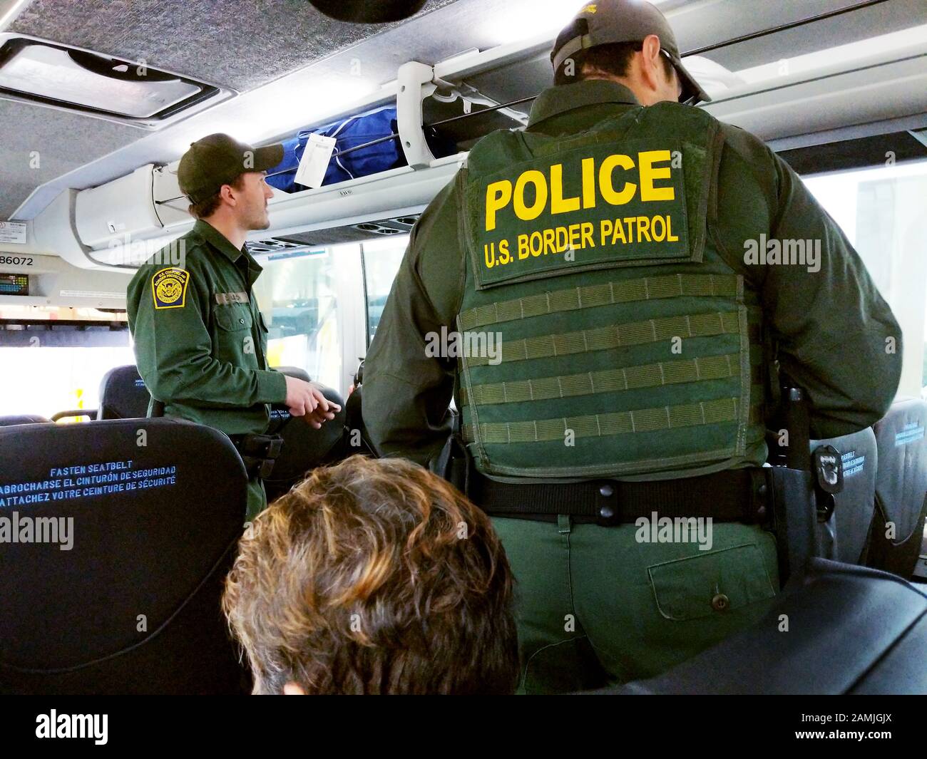 Grenzkontrollpunkt der USA in Südtexas (südlich von Falfurrias) prüfen, ob Sie ein amerikanischer Bürger und eine Adresse in den Vereinigten Staaten sind. Auf einem Greyhound-Bus in Richtung Norden auf dem Highway 281 von Mcallen nach San Antonio, Texas. Stockfoto