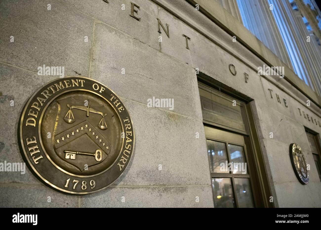 Washington, DC, USA. Januar 2020. Das Foto, das am 13. Januar 2020 aufgenommen wurde, zeigt das US-Finanzministerium in Washington, DC, den Vereinigten Staaten. Die Vereinigten Staaten haben laut einem am Montag veröffentlichten Bericht des US-Finanzministeriums ihre Bezeichnung China als Währungsmanipulator fallen gelassen. Kredit: Liu Jie/Xinhua/Alamy Live News Stockfoto