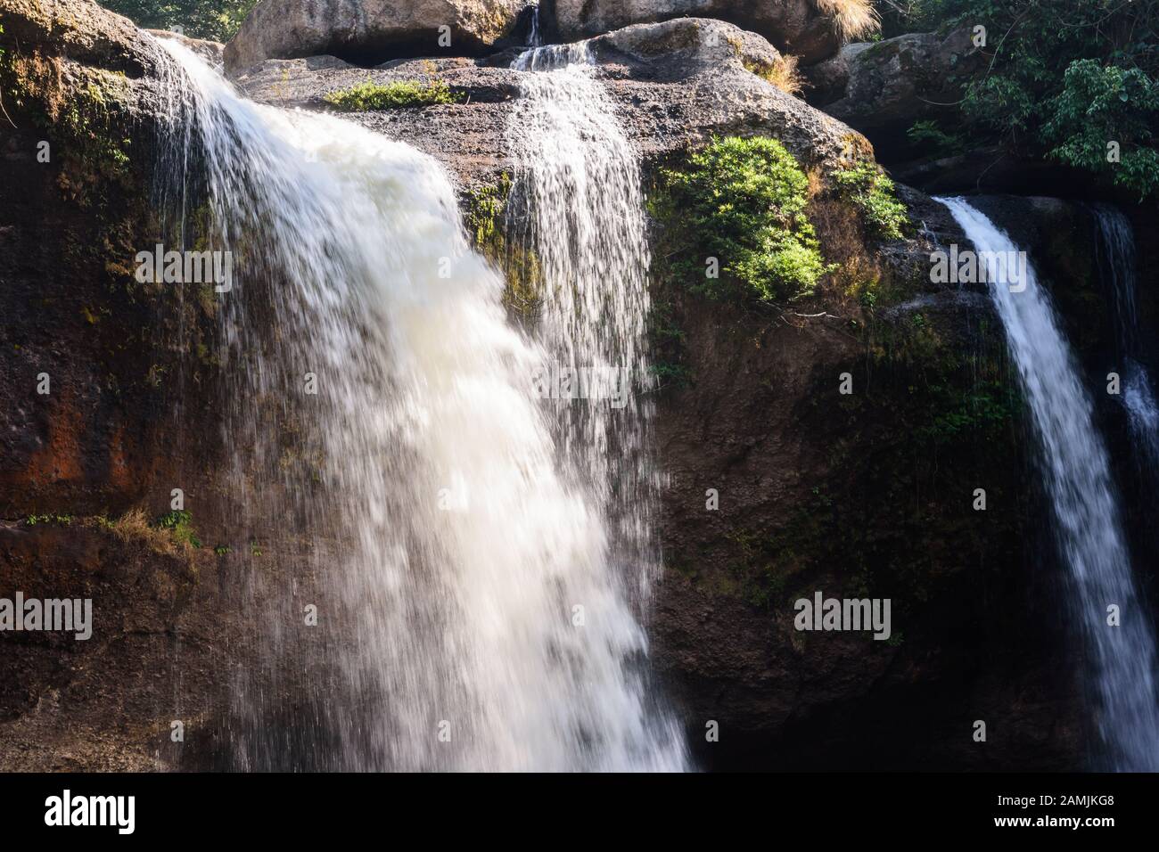 Haew-Suwat-Wasserfall am Morgen im Khao-Yai-Nationalpark, Provinz Nakhon Ratchasima, Thailand. Stockfoto
