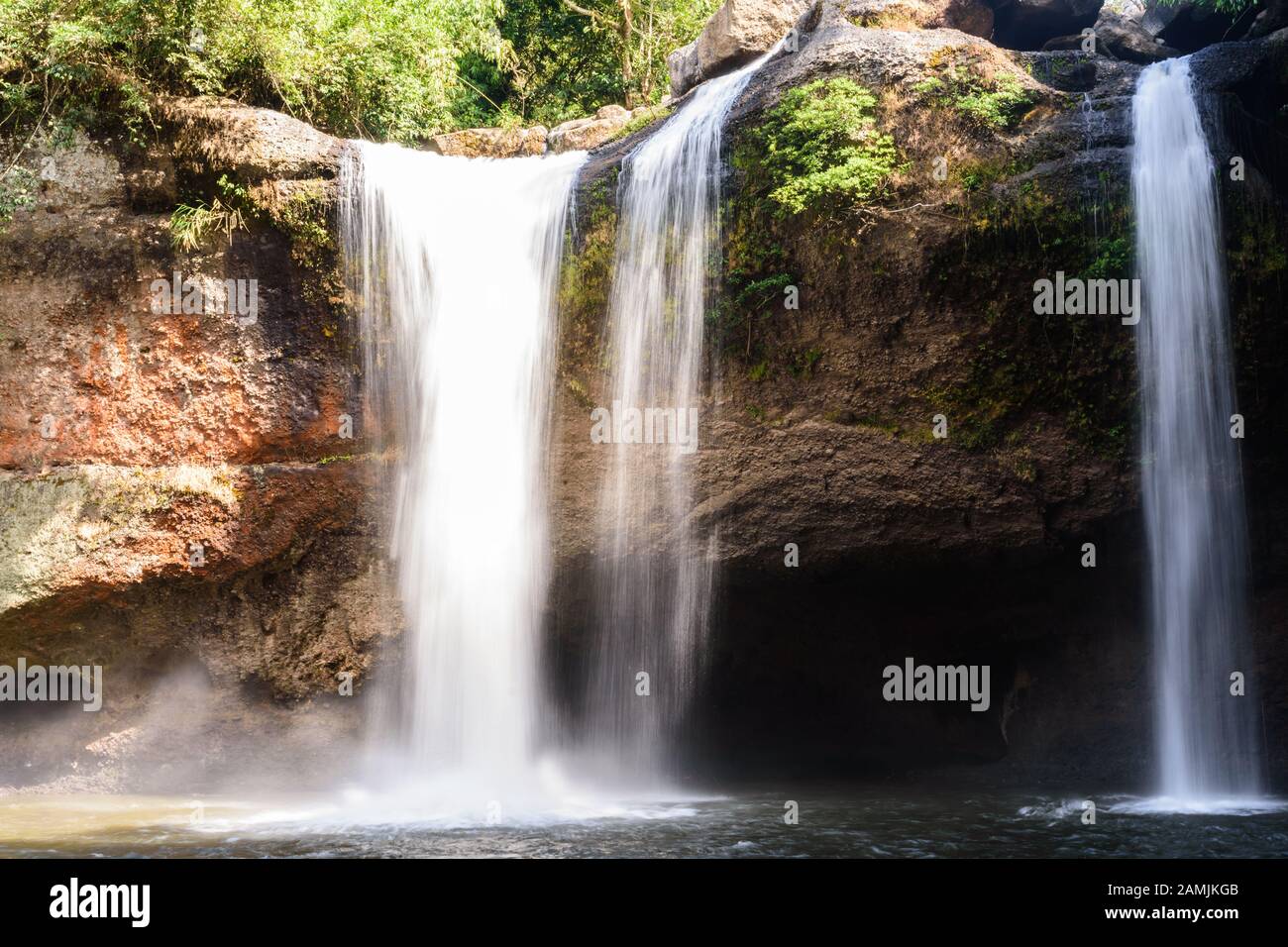 Haew-Suwat-Wasserfall am Morgen im Khao-Yai-Nationalpark, Provinz Nakhon Ratchasima, Thailand. Stockfoto