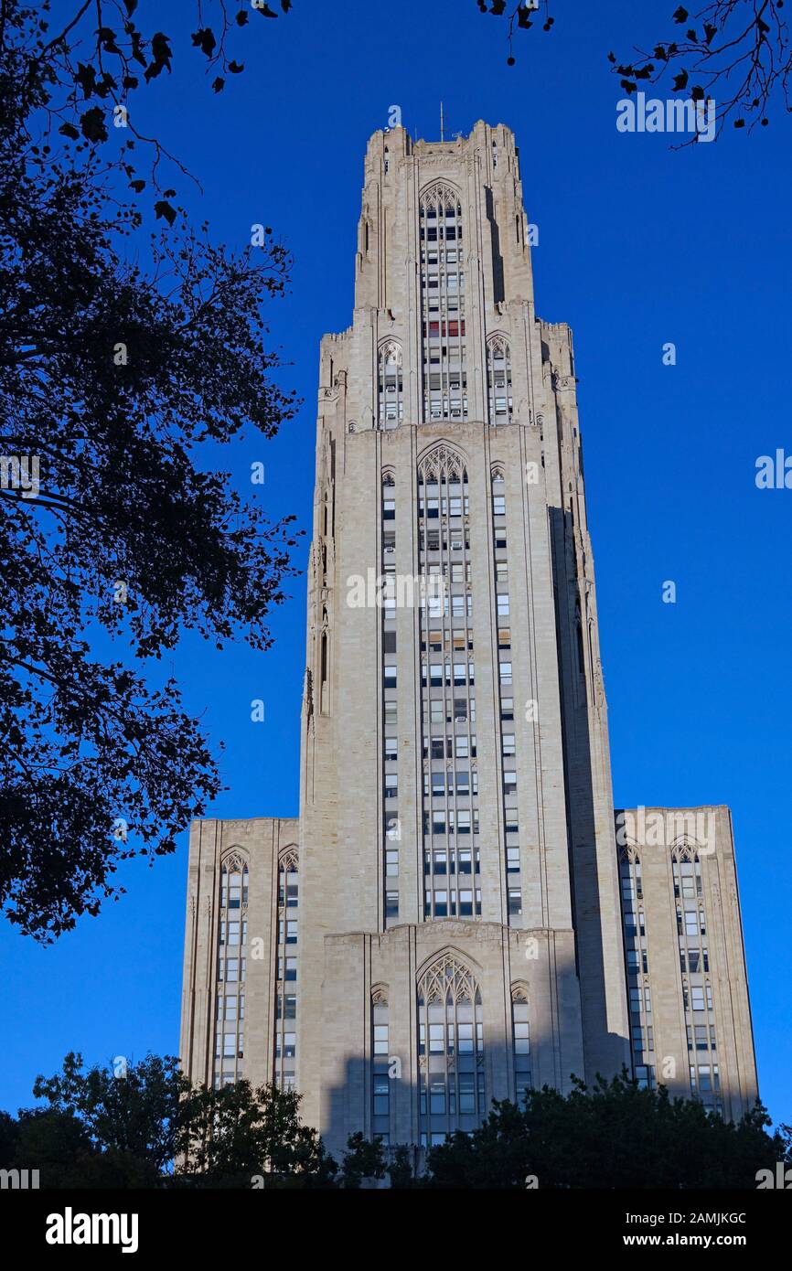 Pittsburgh - NOVEMBER 2019: Ein Wolkenkratzer im Stil der Gotik, bekannt als Cathedral of Learning an der University of Pittsburgh Stockfoto