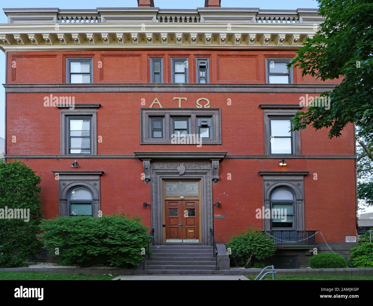 Philadelphia - MAI 2019: Ein altes Bruderschaftshaus mit griechischen Buchstaben auf dem Campus der University of Pennsylvania Stockfoto